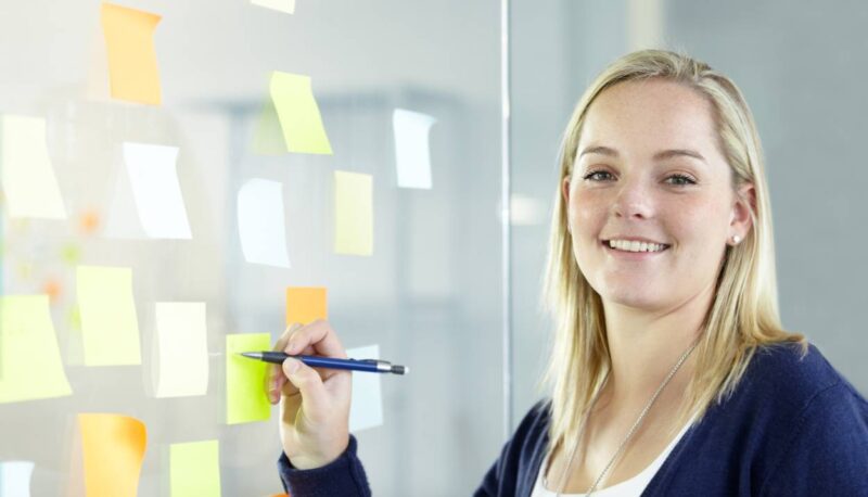 An image illustrating the brainstorming methods of mind mapping, where ideas are categorized around a central theme to show connections. This method is effective for both on-site and remote teams, using tools like flipcharts or online platforms for idea generation.